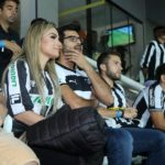 Anderson Tomazini com a namorada assistindo jogo do Botafogo