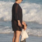 Kyra Gracie com uma das filhas na praia da Barra da Tijuca