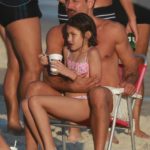 Malvino Salvador com a filha na praia da Barra da Tijuca