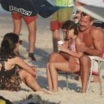 Malvino Salvador com as filhas na praia da Barra da Tijuca