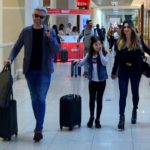 Otaviano Costa e Flávia Alessandra com a filha Olívia em aeroporto do Rio de Janeiro