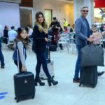 Otaviano Costa e Flávia Alessandra com a filha Olívia em aeroporto do Rio de Janeiro