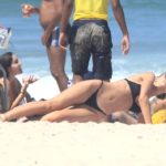 Yasmin Brunet tomando sol na praia de Ipanema