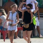 Gabriela Duarte passeia com os filhos na orla da Barra da Tijuca