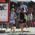 Gabriela Duarte passeia com os filhos na orla da Barra da Tijuca