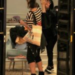 Giovanna Antonelli passeia em shopping com a família