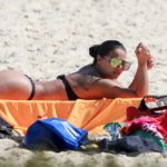 Viviane Araújo toma sol na Praia da Macumba