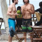 Klebber Toledo e Rafael Vitti conversam na Praia da Macumba