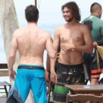 Klebber Toledo e Rafael Vitti conversam na Praia da Macumba