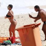 Viviane Araújo toma sol na Praia da Macumba