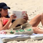 Ticiane Pinheiro lê livro na praia de Ipanema