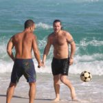 Diego Alemão bate bola na praia da Barra da Tijuca