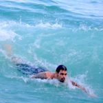 Juliano Cazarré dá um mergulho na Prainha