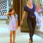 Grazi Massafera com a filha Sofia em shopping do Rio de Janeiro