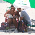Giulia Costa conversa com rapaz misterioso na praia da Barra da Tijuca