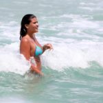 Giulia Costa mergulha na praia da Barra da Tijuca