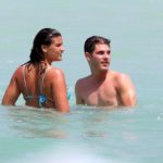 Giulia Costa mergulha com rapaz misterioso na praia da Barra da Tijuca
