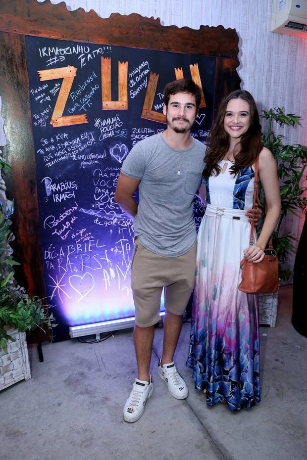 Juliana Paiva e Nicolas Prattes na festa de Rafael Zulu