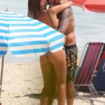 Paulo Vilhena e a namorada aos beijos em praia carioca