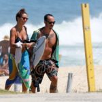Paulo Vilhena e a namorada juntos na praia da Barra da Tijuca