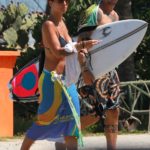 Paulo Vilhena e a namorada juntos na praia da Barra da Tijuca