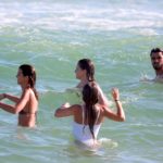 Rodrigo Simas, Agatha Moreira e Bruna Griphao na praia da Barra da Tijuca