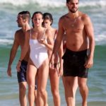 Rodrigo Simas, Agatha Moreira, Marcos Pitombo e Bruna Griphao na praia da Barra da Tijuca