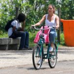 Deborah Secco andando de bicicleta pela Barra da Tijuca
