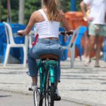 Deborah Secco andando de bicicleta pela Barra da Tijuca