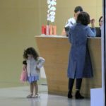 Vanessa Giácomo faz compra no shopping com a filha