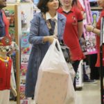Vanessa Giácomo faz compras no shopping com a filha