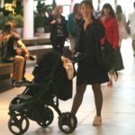 Juliana Didone em shopping com a filha Liz