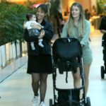 Juliana Didone em shopping com a filha e uma amiga