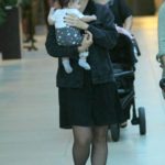 Juliana Didone em shopping com a filha Liz