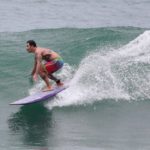 Juliano Cazarré surfando na Praia da Macumba