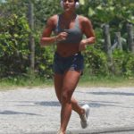 Giulia Costa correndo na orla da Barra da Tijuca