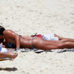 Giulia Costa aos beijos com novo affair na praia da Barra da Tijuca