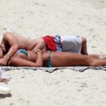 Giulia Costa aos beijos com novo affair na praia da Barra da Tijuca