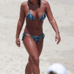 Giulia Costa se refresca na praia da Barra da Tijuca