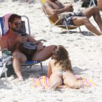 Felipe Andreoli e Rafa Brites namoram na praia da Barra da Tijuca