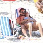Felipe Andreoli e Rafa Brites namoram na praia da Barra da Tijuca
