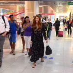 Marina Ruy Barbosa é tietada por fãs no aeroporto do Rio de Janeiro