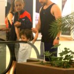 Igor Rickli e Aline Wirley passeiam com o filho em shopping do Rio de Janeiro