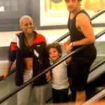 Igor Rickli e Aline Wirley passeiam com o filho em shopping do Rio de Janeiro
