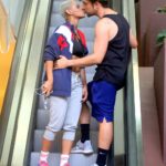 Igor Rickli e Aline Wirley aos beijos em shopping no Rio de Janeiro
