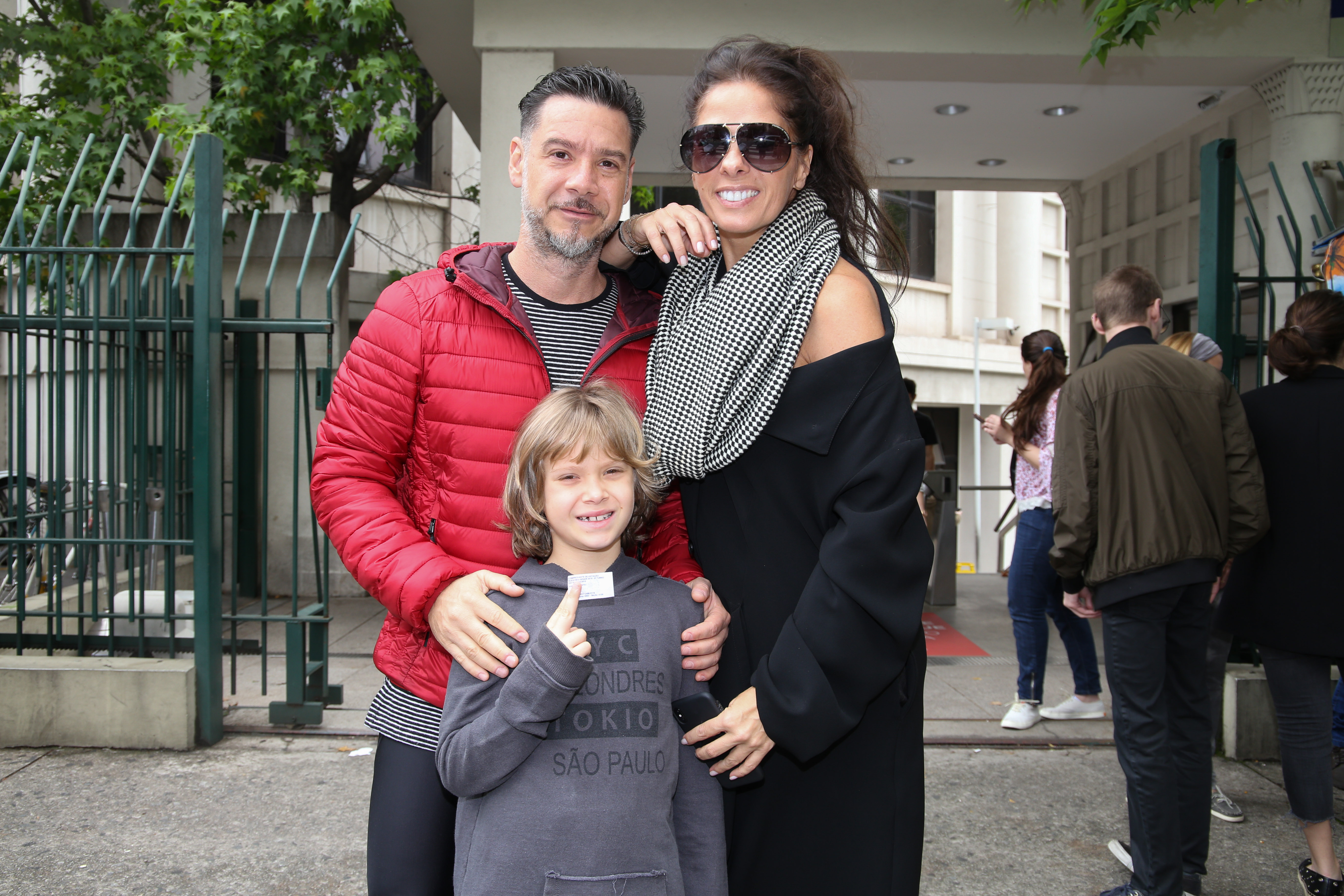 Adriane Galisteu, o marido Alexandre Iodice e o filho Vittorio