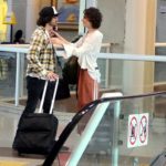 Carol Duarte e Fiuk se reencontram no aeroporto do Rio de Janeiro