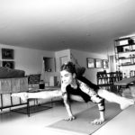 Grazi Massafera executando poses de ioga