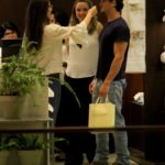 Camila Queiroz e Klebber Toledo passeiam em shopping da Barra da Tijuca