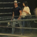 Camila Queiroz e Klebber Toledo passeiam em shopping da Barra da Tijuca